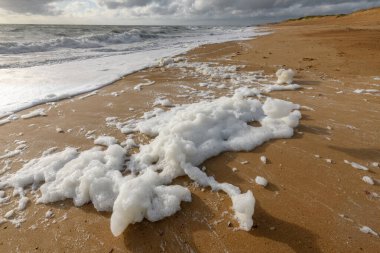 Fransa 'da Olonne yakınlarındaki Atlantik Okyanusu' nda bir plajda rüzgârlı deniz köpüğü.