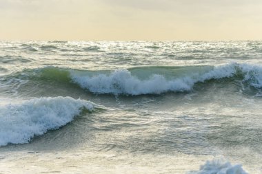 Fransa 'da Sables d' olonne yakınlarında Atlantik Okyanusu kıyısında dalgalar kopuyor..