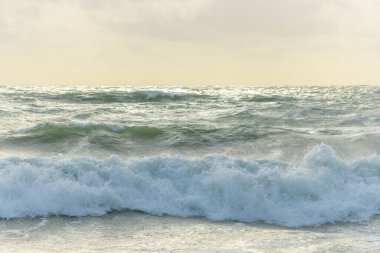 Fransa 'da Sables d' olonne yakınlarında Atlantik Okyanusu kıyısında dalgalar kopuyor..