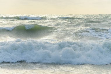 Fransa 'da Sables d' olonne yakınlarında Atlantik Okyanusu kıyısında dalgalar kopuyor..
