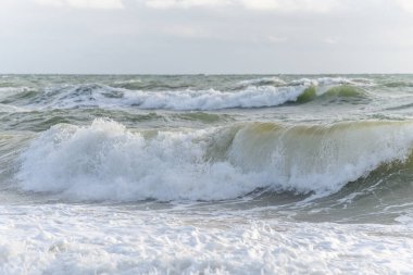 Fransa 'da Sables d' olonne yakınlarında Atlantik Okyanusu kıyısında dalgalar kopuyor..