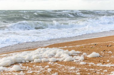 Fransa 'da Olonne yakınlarındaki Atlantik Okyanusu' nda bir plajda rüzgârlı deniz köpüğü.