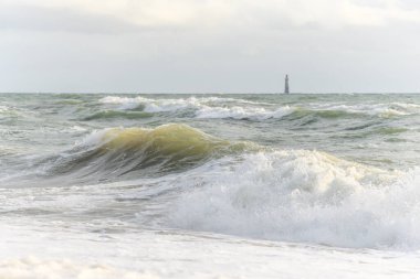 Fransa 'da Sables d' olonne yakınlarında Atlantik Okyanusu kıyısında dalgalar kopuyor..