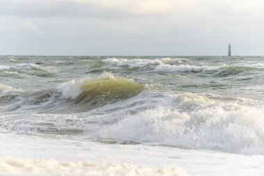 Fransa 'da Sables d' olonne yakınlarında Atlantik Okyanusu kıyısında dalgalar kopuyor..