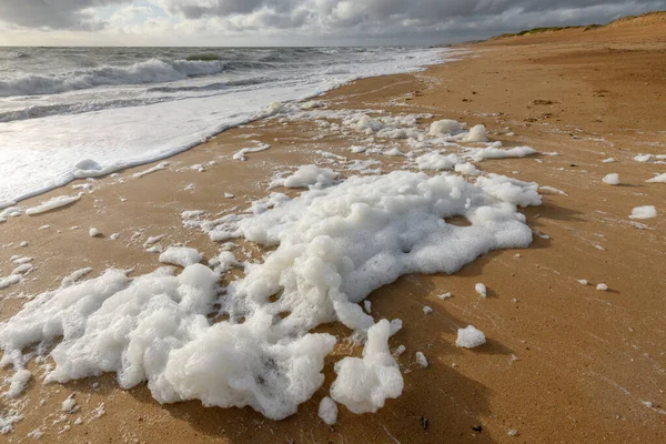 Fransa 'da Olonne yakınlarındaki Atlantik Okyanusu' nda bir plajda rüzgârlı deniz köpüğü.
