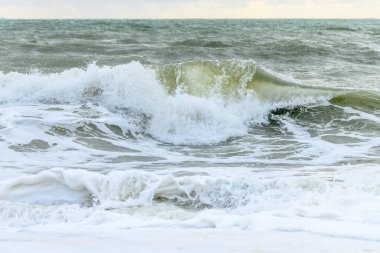 Fransa 'da Sables d' olonne yakınlarında Atlantik Okyanusu kıyısında dalgalar kopuyor..
