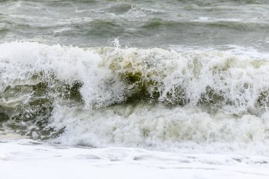 Fransa 'da Sables d' olonne yakınlarında Atlantik Okyanusu kıyısında dalgalar kopuyor..