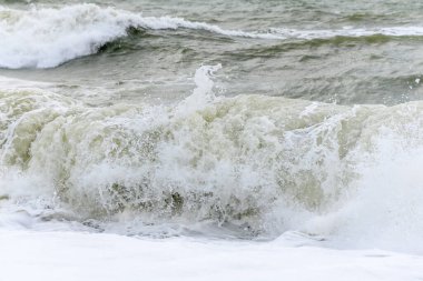 Fransa 'da Sables d' olonne yakınlarında Atlantik Okyanusu kıyısında dalgalar kopuyor..