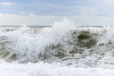 Fransa 'da Sables d' olonne yakınlarında Atlantik Okyanusu kıyısında dalgalar kopuyor..