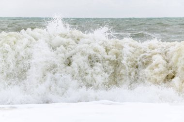 Fransa 'da Sables d' olonne yakınlarında Atlantik Okyanusu kıyısında dalgalar kopuyor..
