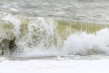 Fransa 'da Sables d' olonne yakınlarında Atlantik Okyanusu kıyısında dalgalar kopuyor..