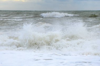 Fransa 'da Sables d' olonne yakınlarında Atlantik Okyanusu kıyısında dalgalar kopuyor..