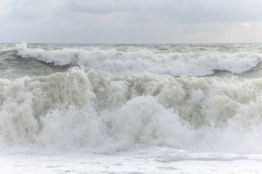 Fransa 'da Sables d' olonne yakınlarında Atlantik Okyanusu kıyısında dalgalar kopuyor..