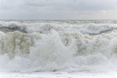 Fransa 'da Sables d' olonne yakınlarında Atlantik Okyanusu kıyısında dalgalar kopuyor..