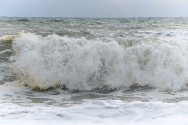 Fransa 'da Sables d' olonne yakınlarında Atlantik Okyanusu kıyısında dalgalar kopuyor..