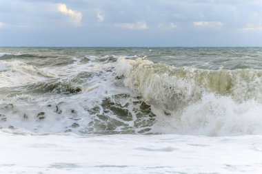 Fransa 'da Sables d' olonne yakınlarında Atlantik Okyanusu kıyısında dalgalar kopuyor..