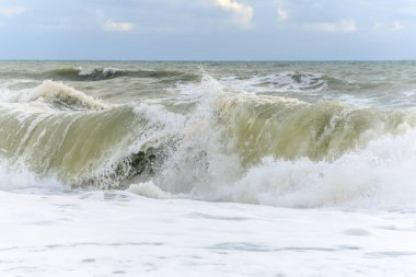 Fransa 'da Sables d' olonne yakınlarında Atlantik Okyanusu kıyısında dalgalar kopuyor..