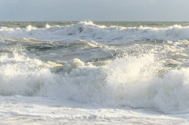 Fransa 'da Sables d' olonne yakınlarında Atlantik Okyanusu kıyısında dalgalar kopuyor..