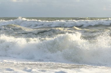 Fransa 'da Sables d' olonne yakınlarında Atlantik Okyanusu kıyısında dalgalar kopuyor..