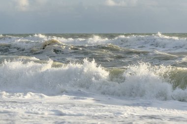 Fransa 'da Sables d' olonne yakınlarında Atlantik Okyanusu kıyısında dalgalar kopuyor..