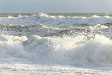 Fransa 'da Sables d' olonne yakınlarında Atlantik Okyanusu kıyısında dalgalar kopuyor..