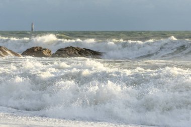Fransa 'da Sables d' olonne yakınlarında Atlantik Okyanusu kıyısında dalgalar kopuyor..