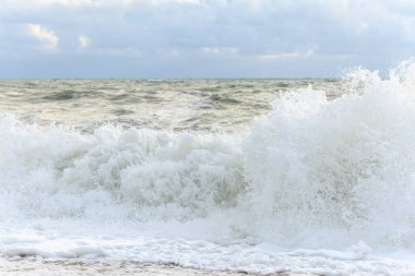 Fransa 'da Sables d' olonne yakınlarında Atlantik Okyanusu kıyısında dalgalar kopuyor..