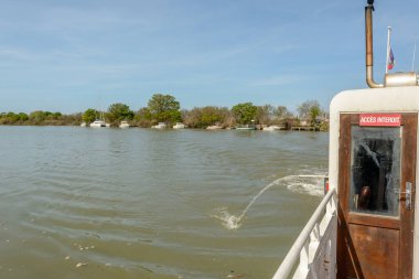 Petit Rhone 'u küçük bir feribotla geçtik..
