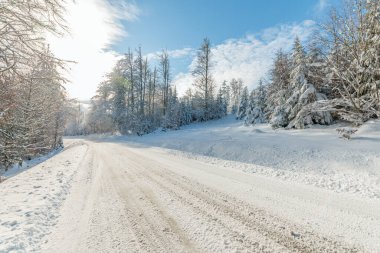Kışın karlı dağda kaygan soğuk yol; Fransa