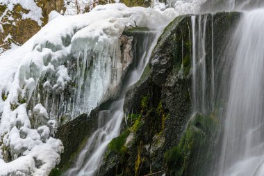 Fransa 'nın kışları dağda donan şelale