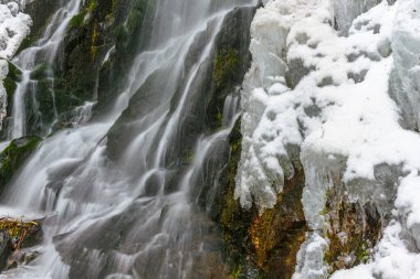 Fransa 'nın kışları dağda donan şelale