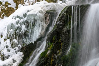 Fransa 'nın kışları dağda donan şelale