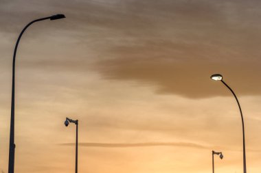 Ren nehrindeki bir kilitte sokak lambaları ve güvenlik kameraları var.