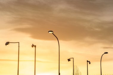 Ren nehrindeki bir kilitte sokak lambaları ve güvenlik kameraları var.