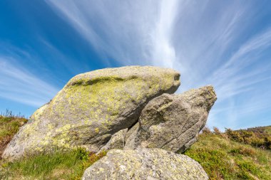 Fransa 'daki Vosges dağlarında granit kayalar
