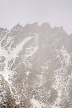 Büyük Paradis Ulusal Parkı 'ndaki İtalyan Alplerindeki Rocky Dağları.
