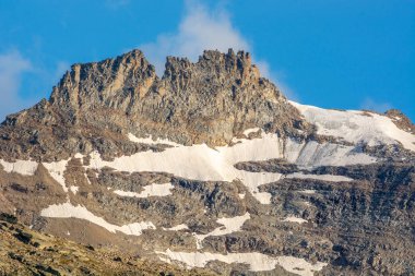 Büyük Paradis Ulusal Parkı 'ndaki İtalyan Alplerindeki Rocky Dağları.