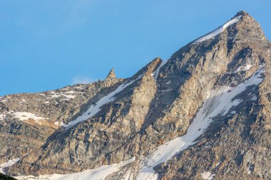 Büyük Paradis Ulusal Parkı 'ndaki İtalyan Alplerindeki Rocky Dağları.