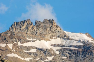Büyük Paradis Ulusal Parkı 'ndaki İtalyan Alplerindeki Rocky Dağları.
