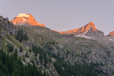 Büyük Paradis Ulusal Parkı 'ndaki İtalyan Alplerindeki Rocky Dağları.