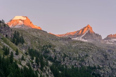 Büyük Paradis Ulusal Parkı 'ndaki İtalyan Alplerindeki Rocky Dağları.