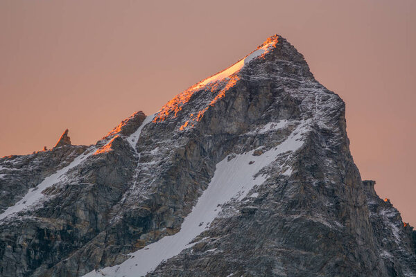 Скалистые горы в итальянских Альпах в национальном парке Гранд Паради.