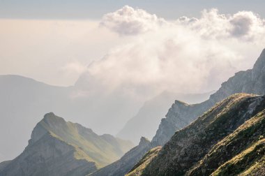 İsviçre Alp Dağlarının silueti Sabah bulutlarında.