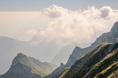 İsviçre Alp Dağlarının silueti Sabah bulutlarında.