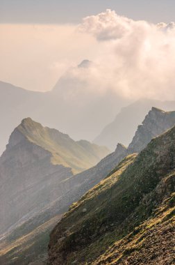 İsviçre Alp Dağlarının silueti Sabah bulutlarında.