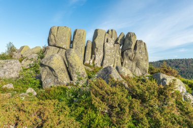 Fransa 'daki Vosges dağlarında granit kayalar