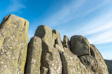 Fransa 'daki Vosges dağlarında granit kayalar