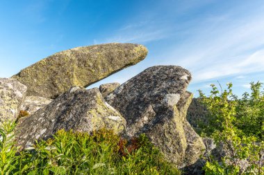 Fransa 'daki Vosges dağlarında granit kayalar