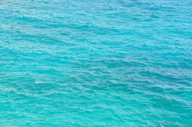 Akdeniz 'in mavi yeşil suyu Fransa' daki Marsilya 'nın Calanques' inde