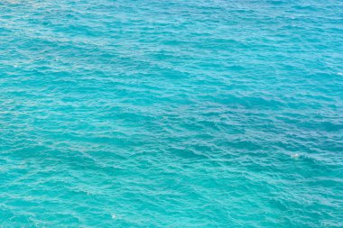 Akdeniz 'in mavi yeşil suyu Fransa' daki Marsilya 'nın Calanques' inde